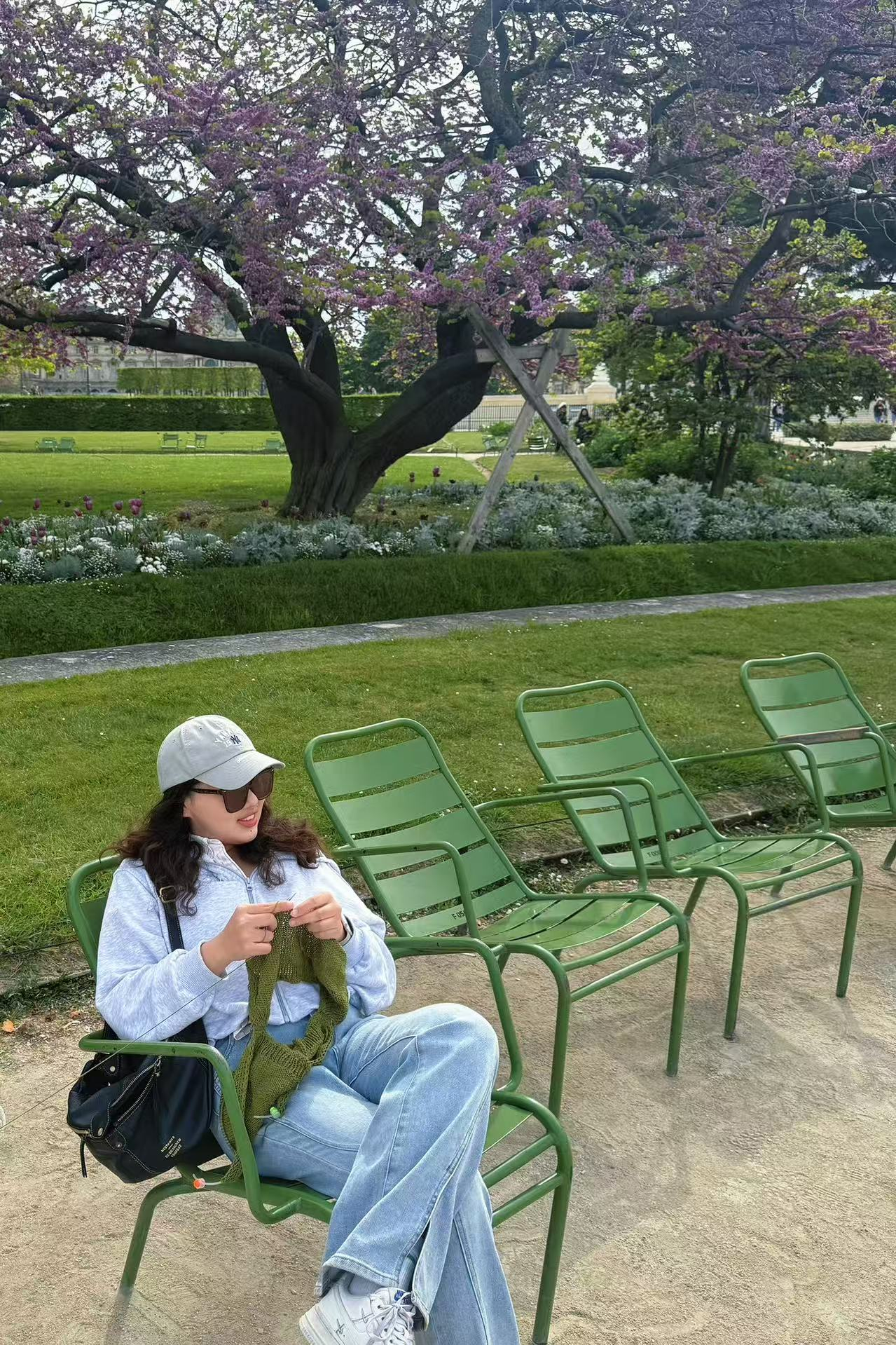 Jora knitting in a public garden in Paris